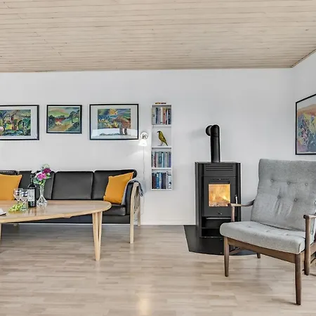 Three-bedroom Holiday In Fåborg