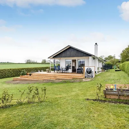 Three-bedroom Holiday In Fåborg