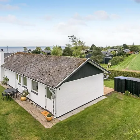 Three-bedroom Holiday In * Fåborg